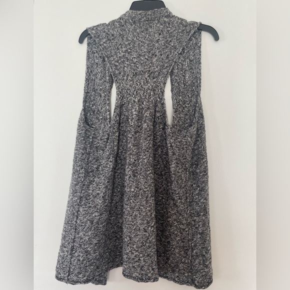 Maurice’s Large Sleeveless Cardigan - Picture 2 of 7